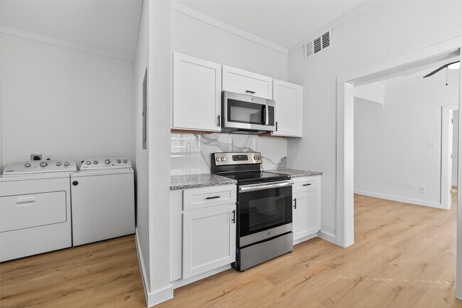 Building Photo - 2202 Hutchins St