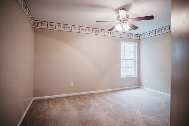 Building Photo - 4 Bed/2.5 Bath/Primary downstairs