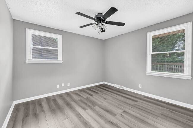 Building Photo - Wonderful 3 bed 2 bath with a modern interior