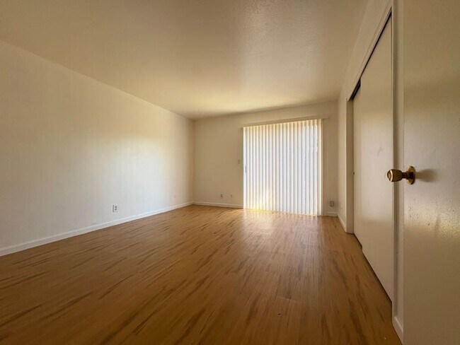 Building Photo - Cute 2 Bedroom Condo