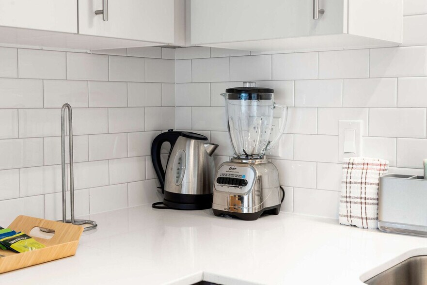 Building Photo - 853 W Blackhawk St