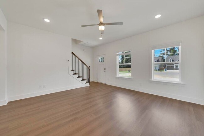 Building Photo - Spacious 3 Bedroom House with Primary Suite on Main Level