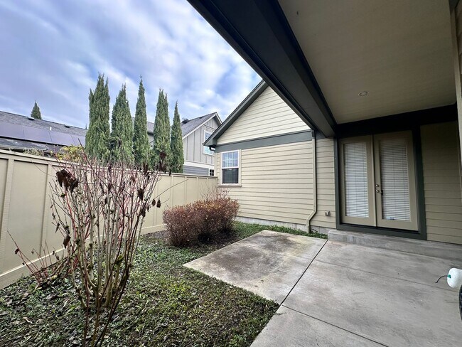 Building Photo - Luxury Living Near Valley River!