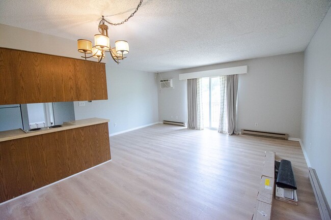 Building Photo - Nicely updated 2br condo in excellent NE location!