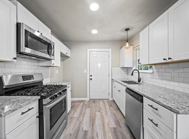 Building Photo - Beautiful Renovated 3 Bedroom Ready April!