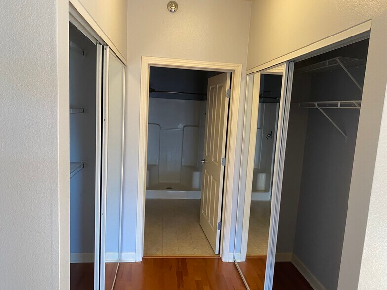 Building Photo - 4110 S Lake Dr