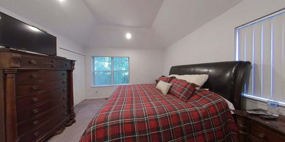 Master Bedroom - 20 Leeward Ln
