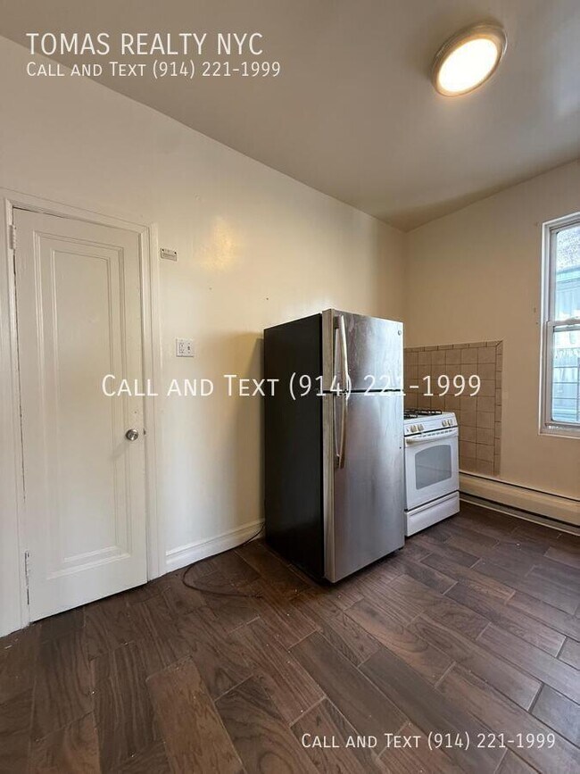 Building Photo - 776 E 233rd St