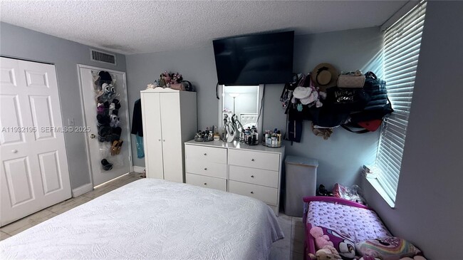 Building Photo - 8860 Fontainebleau Blvd