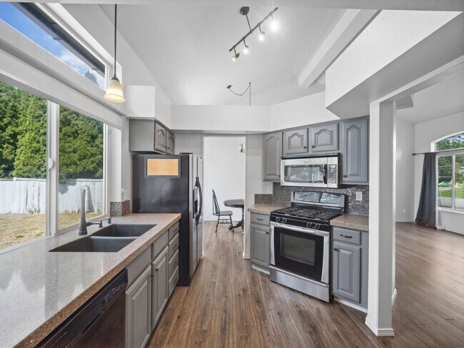 Building Photo - 4bedroom/3bath w/Garage/washer/dryer/fence...