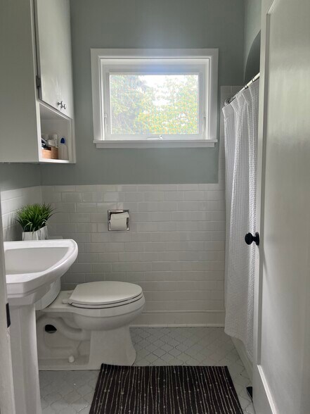 Shared bathroom - 943 N Alder St
