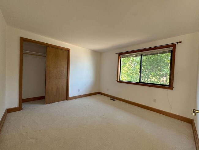 Building Photo - 1/2 mo free move in special - Beautiful 3 ...