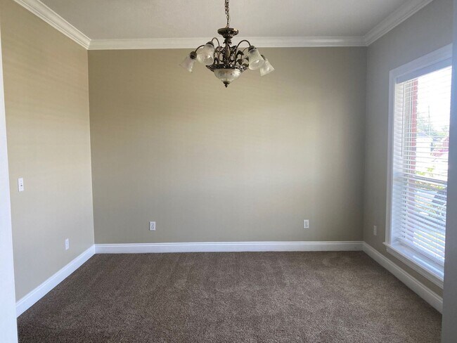 Building Photo - Spacious 3Bed/2Ba Brick Home in Established Neighborhood w/Easy Access to Everything! *SPECIAL: 1...