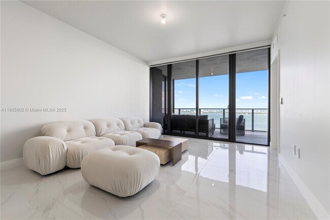 Building Photo - 700 NE 24th St