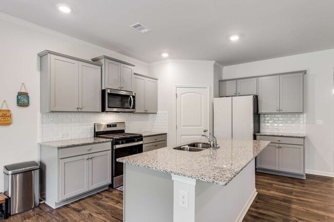 Building Photo - Like New - First Class Amenities