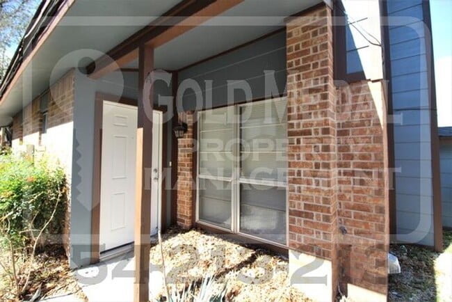 Building Photo - A charming 2-bedroom, 1.5-bathroom townhome now available for rent!