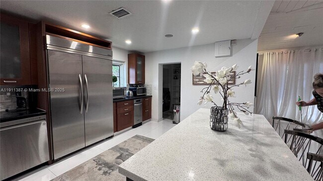 Building Photo - 1332 Van Buren St