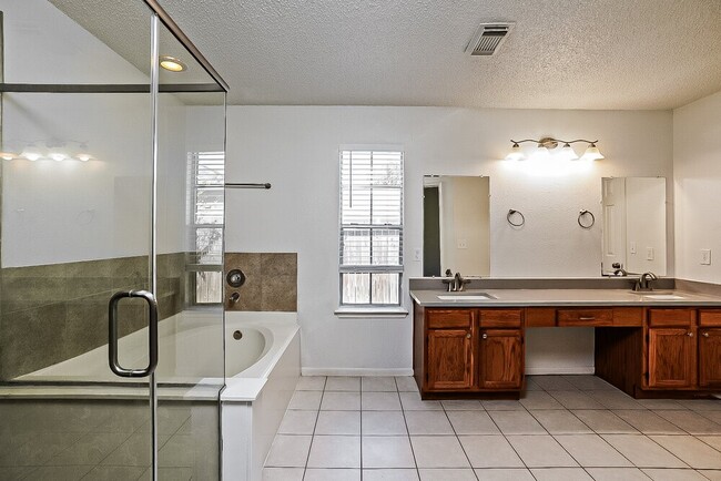 Building Photo - 3909 Spring Meadow Dr