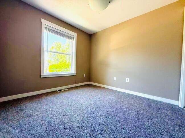 Building Photo - new carpet installed, 600sqft bonus room with large RV/Boat parking space