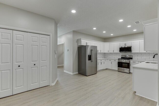 Building Photo - 5570 Cannonero Dr