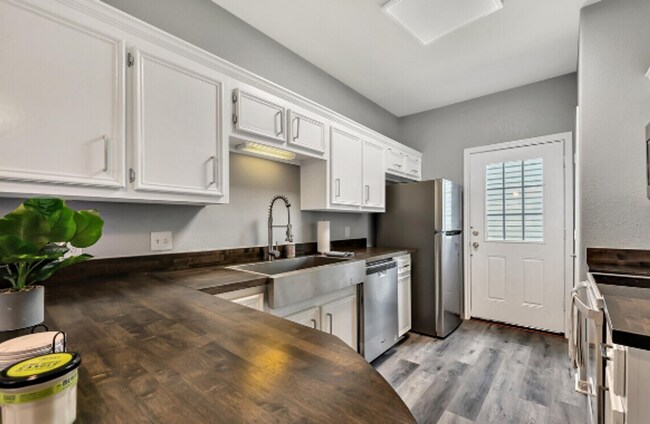 Building Photo - Beautiful 4 bed 4 bath