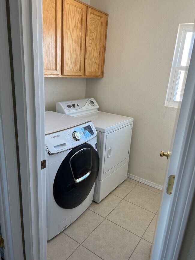 Building Photo - Vista Del Norte neighborhood 3 Bedroom