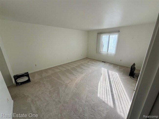 Building Photo - 6687 Maple Lakes Dr