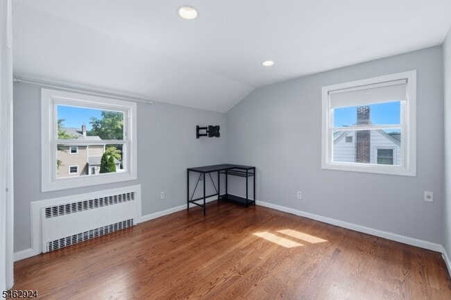 Building Photo - 635 Robinson Terrace