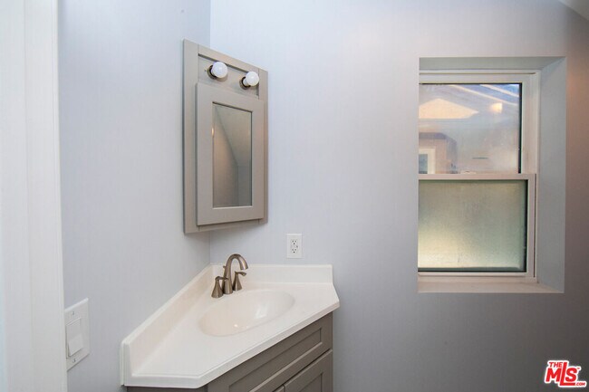 Building Photo - 2208 S Harcourt Ave