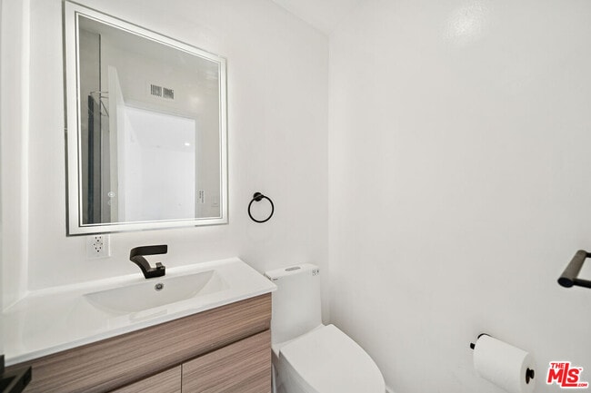 Building Photo - 919 S Sherbourne Dr