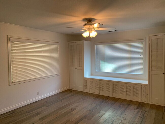 Building Photo - Charming 3+1 Canyon Country Cutie Nestled in the Hills!