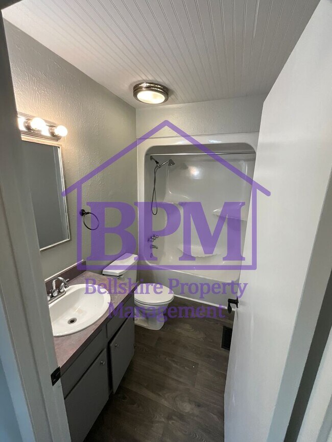 Building Photo - Freshly Updated 3 Bed, 1.5 Bath Home in Cl...