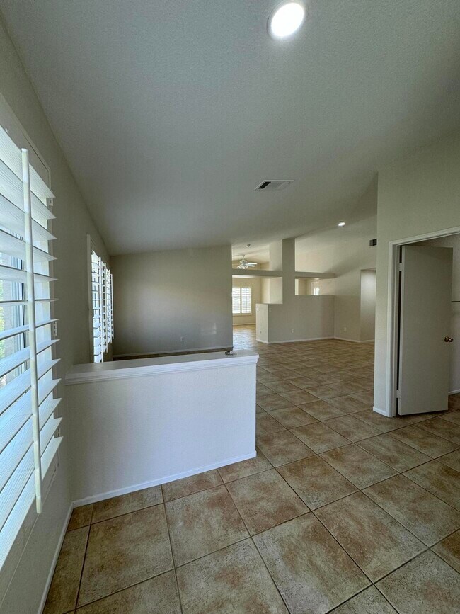 Building Photo - 49590 Lincoln Dr