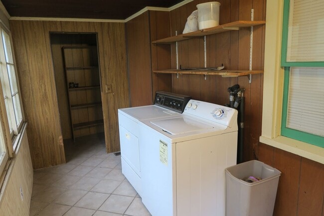 Building Photo - 2 Bedroom House!