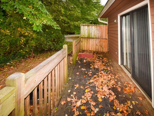 Building Photo - 3 bedrooms, 2 bath one level town-home with vaulted living room opens to the deck. Conveniently l...