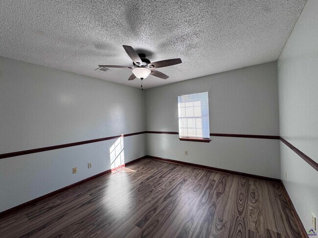 Building Photo - 111 Rainbow Ave