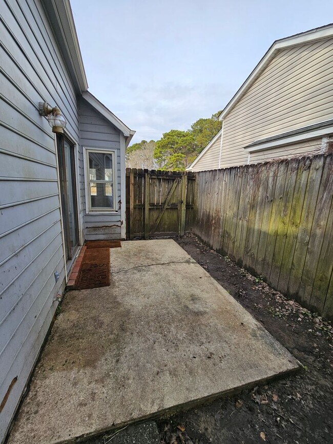 Building Photo - 112 Basswood Ct