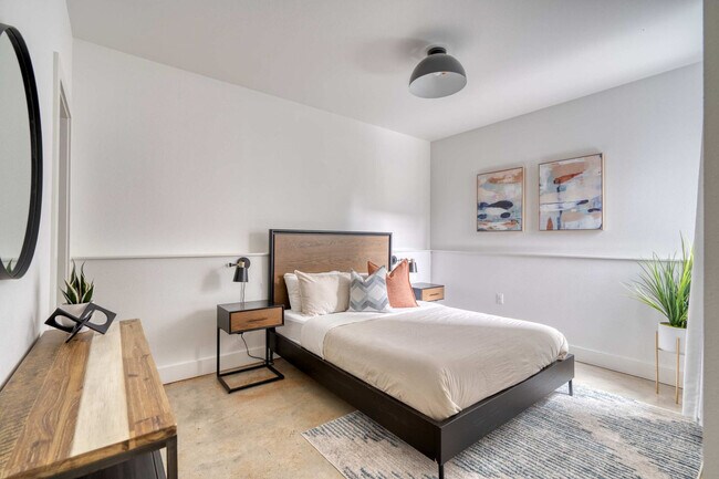 Building Photo - 4980 N Vancouver Ave