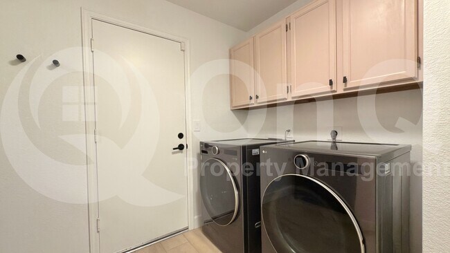 Building Photo - 214 N Silverado St