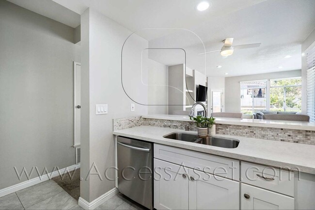Building Photo - Luxury 2 Bed/2 Bath Condo Home In The Desi...