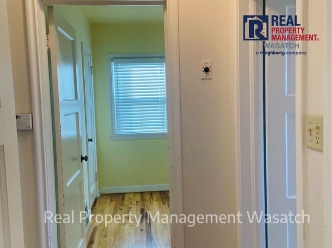 Building Photo - SUPER CUTE SINGLE FAMILY HOME IN MILLCREEK!!!