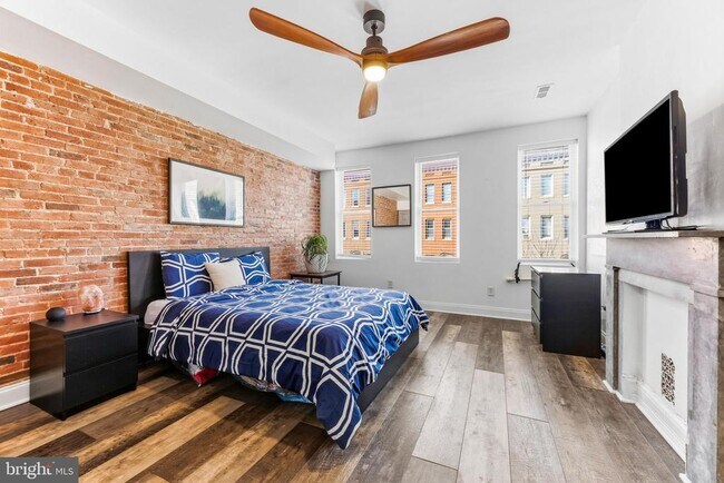 Building Photo - 737 Dolphin St