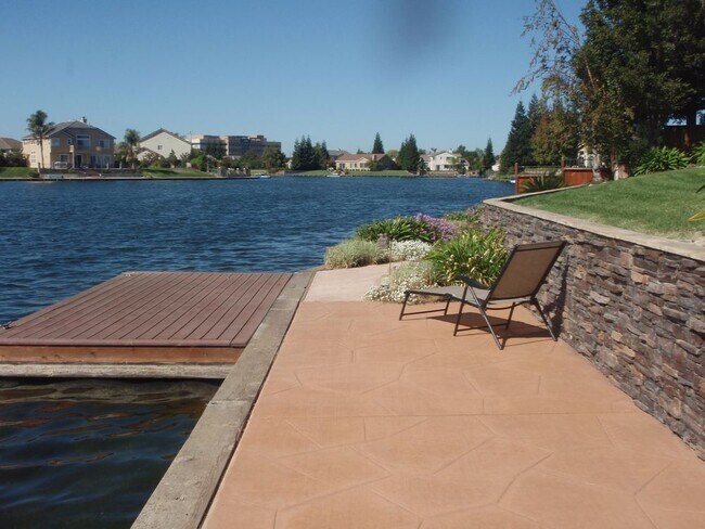 Building Photo - 3592 Lakefront Circle