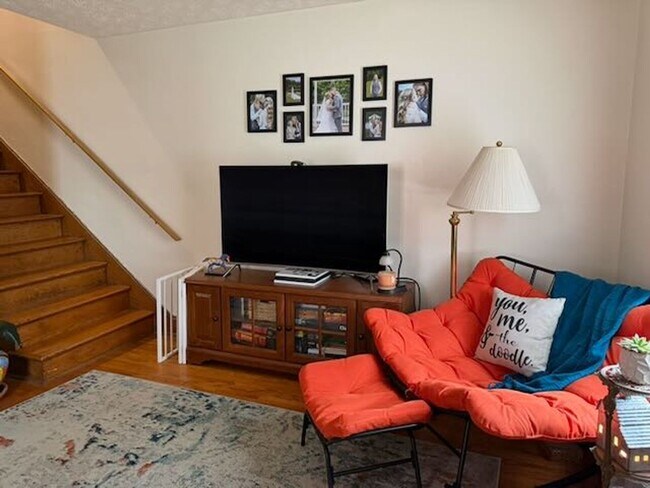 Building Photo - 4 Bedroom Townhome Across Street from JMU