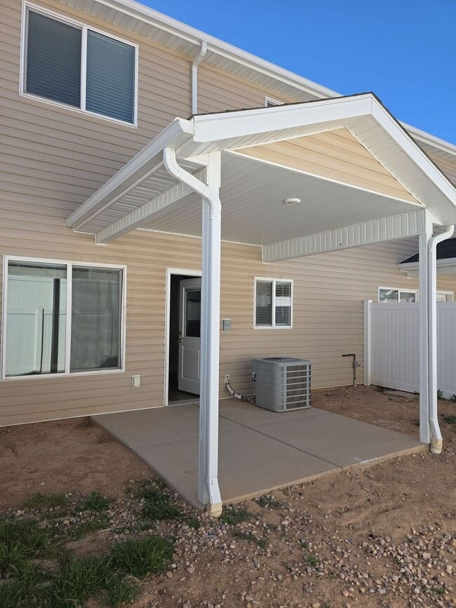 Building Photo - 3 Bed/2 Bath Townhome Available Soon!!