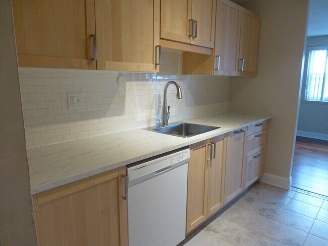 Kitchen - 893 Farmington Ave