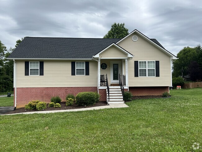 Building Photo - 493 Summit Dr