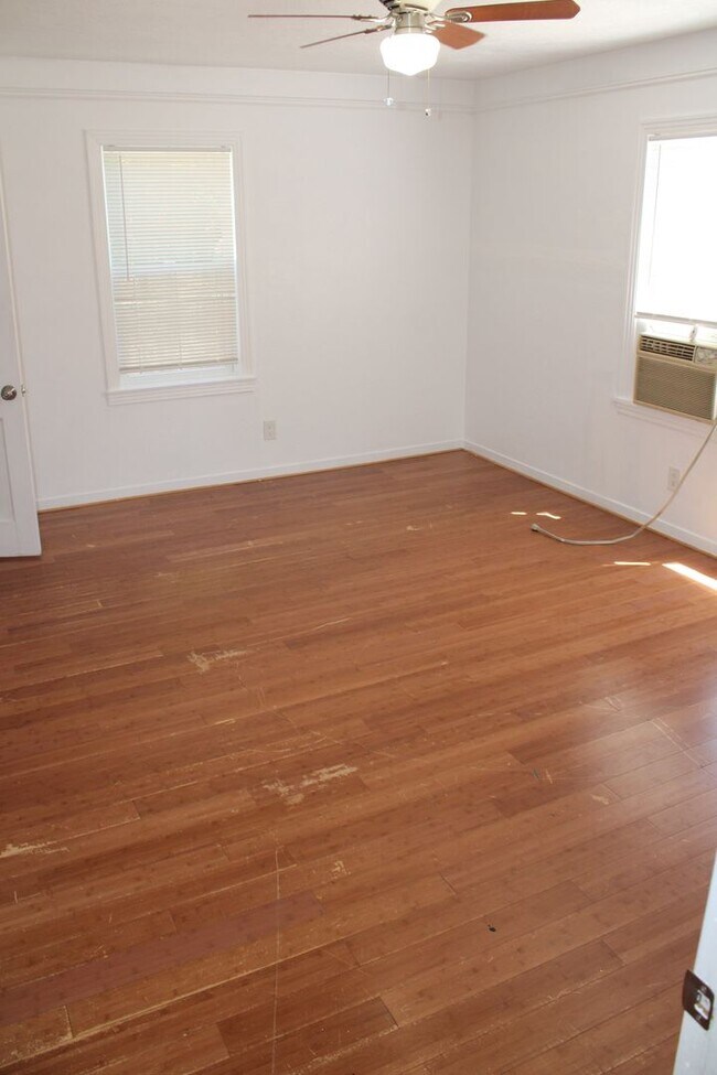 Building Photo - Three Bedroom, One Bathroom Single Family Home in Isleton.