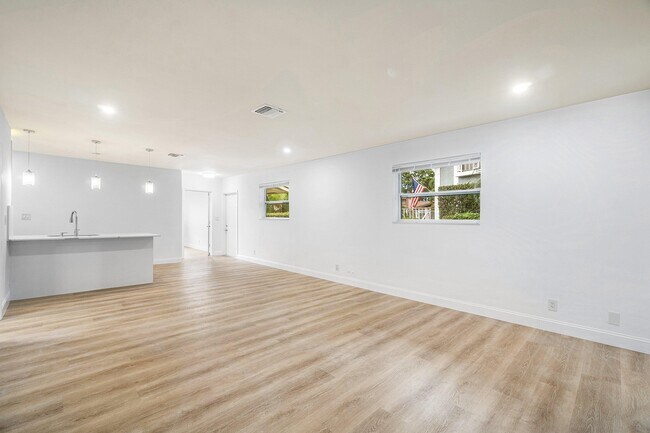 Building Photo - 434 SW 9th St