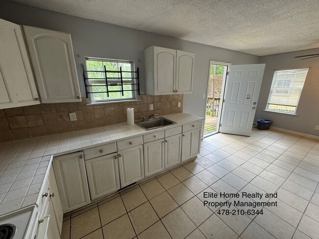 Building Photo - 634 Woolfolk St
